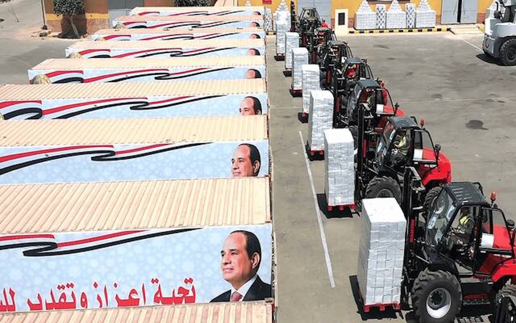 ضمن مبادرات شهر رمضان المبارك.. القوات المسلحة المصرية توزع كميات كبيرة من الأغذية بنصف الثمن